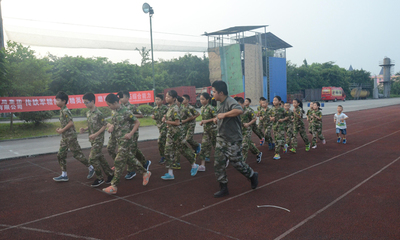 沉浸军旅，磨砺成长 重庆军事拓展夏令营的专业设备与精心策划